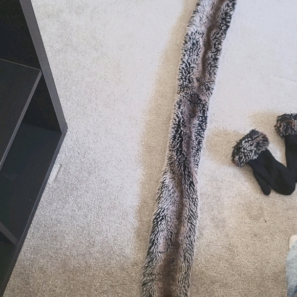 Scarf&gloves MADE IN CANADA - Picture 2 of 4